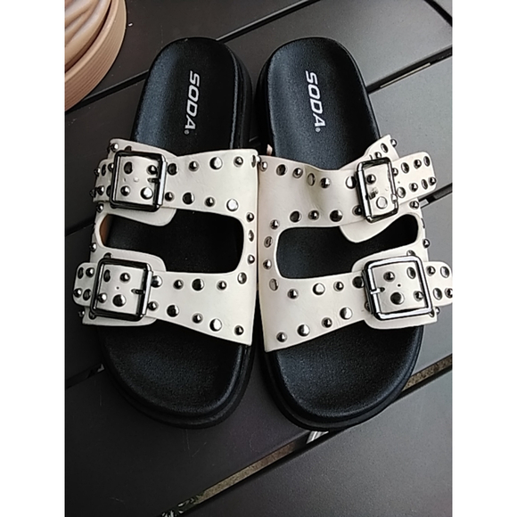 🌸NWOT Soda Studded Slides Sandals Size 8M Cream and Black - Picture 2 of 9